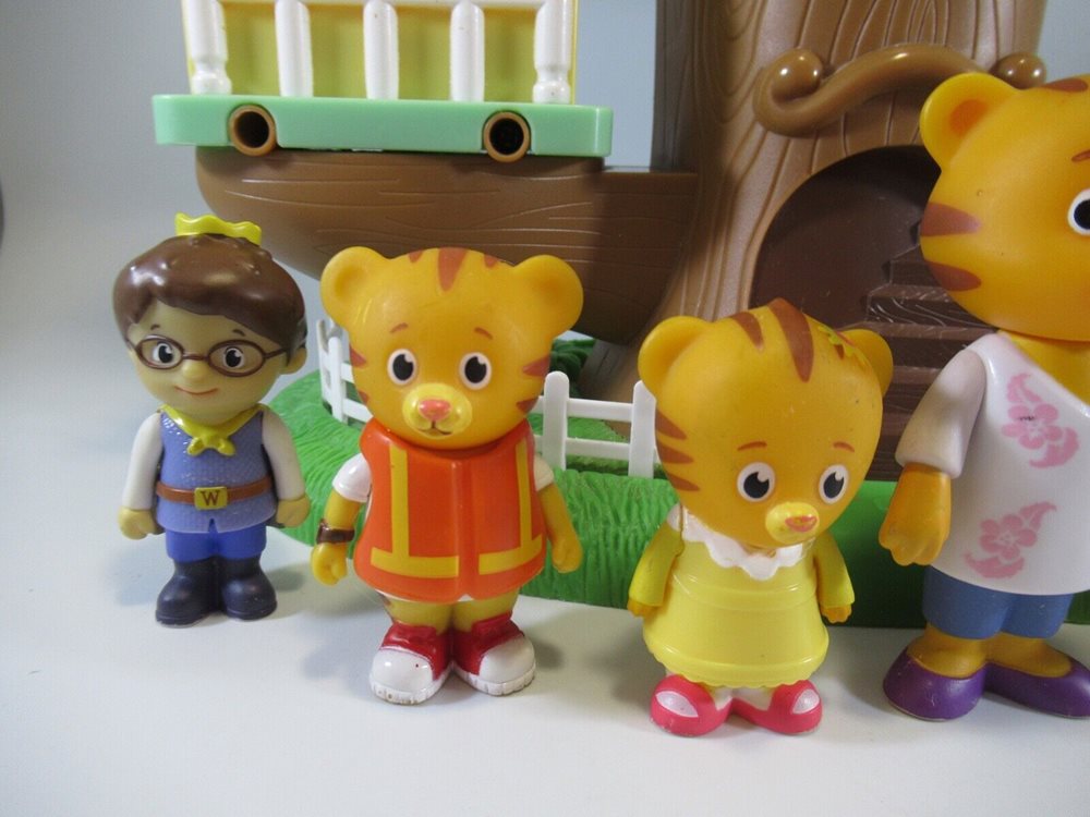 Daniel Tiger Treehouse With Figures