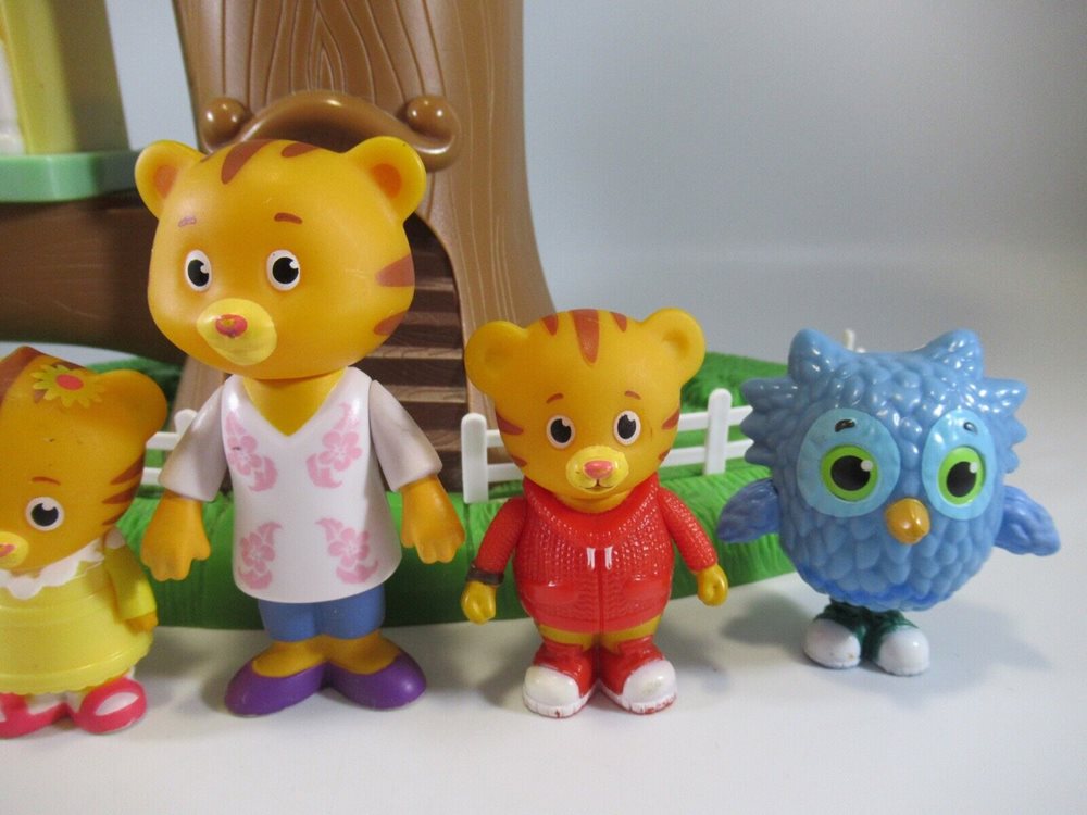 Daniel Tiger Treehouse With Figures